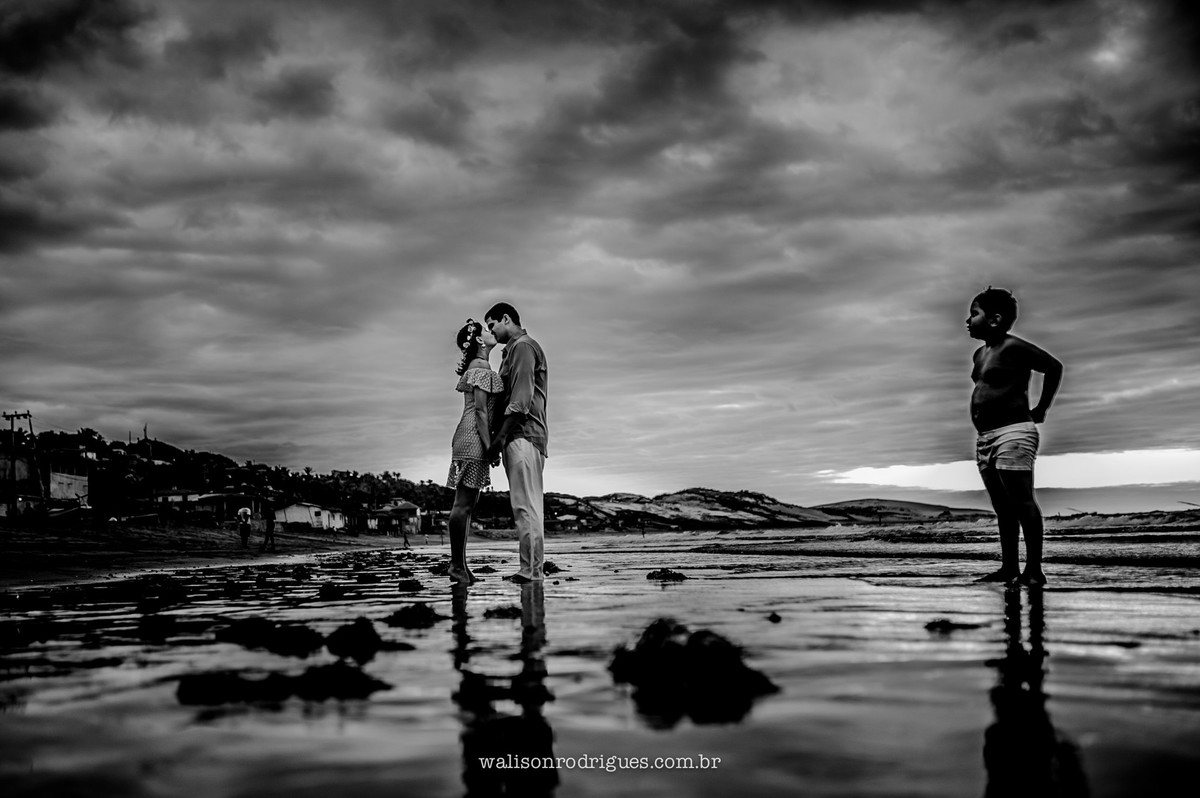 pre-wedding-noiva-noivo-sessao-casal-trash-the-dress-fotografo-ce-praia-Icapui-CE