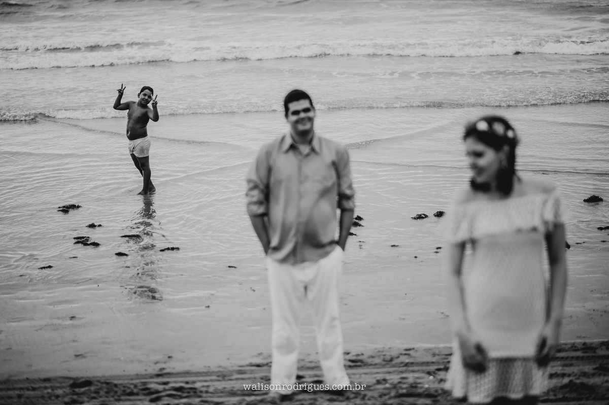 pre-wedding-noiva-noivo-sessao-casal-trash-the-dress-fotografo-ce-praia-Icapui-CE