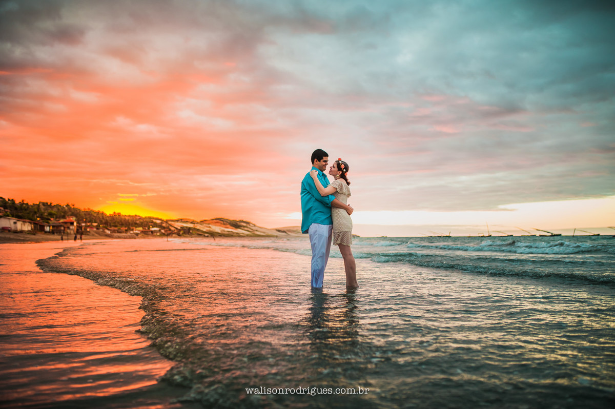 pre-wedding-noiva-noivo-sessao-casal-trash-the-dress-fotografo-ce-praia-Icapui-CE