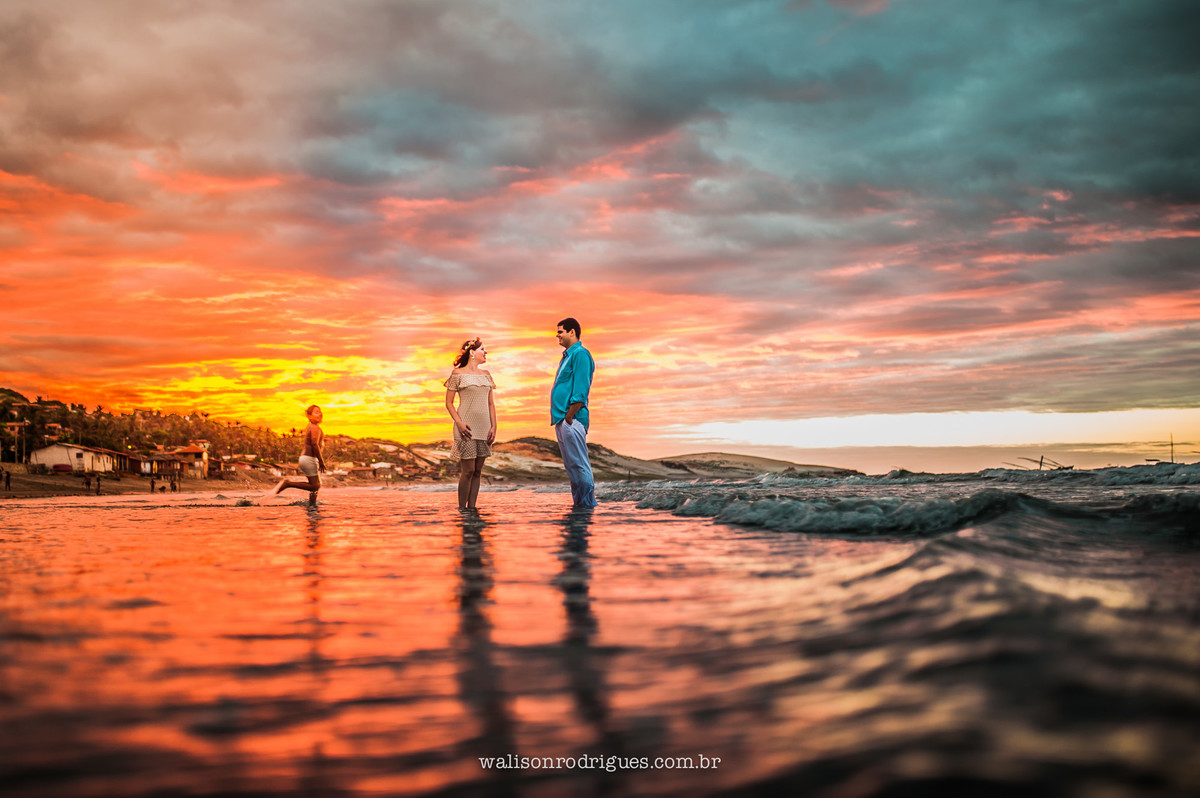 pre-wedding-noiva-noivo-sessao-casal-trash-the-dress-fotografo-ce-praia-Icapui-CE