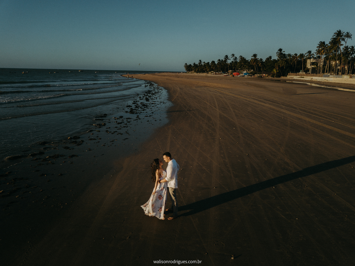 pre-wedding-na-praia-de-icarainho em-icaraizinho-de-amontada-e-no-tunel-do-amor-em-Miotas-ce