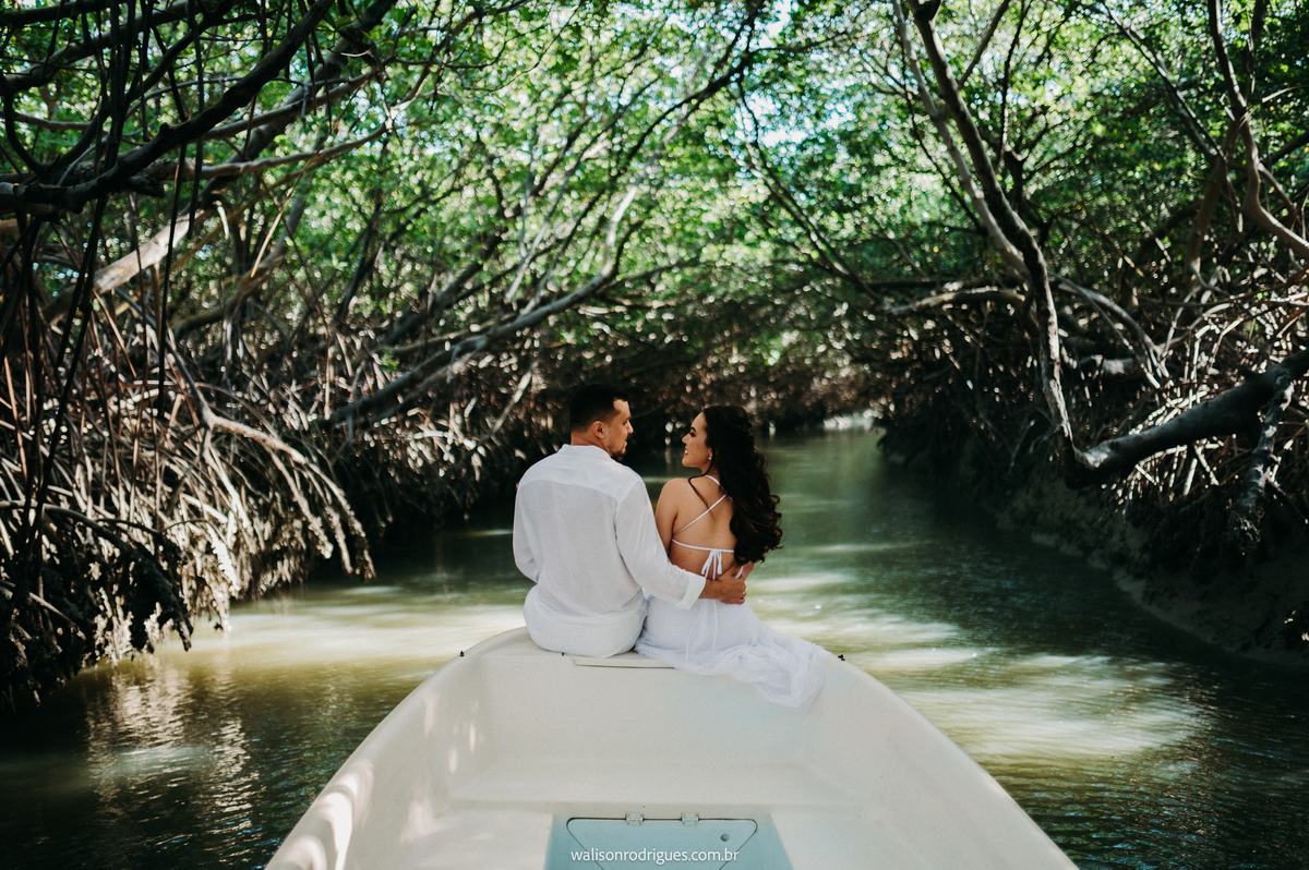 pre-wedding-na-praia-de-icarainho em-icaraizinho-de-amontada-e-no-tunel-do-amor-em-Miotas-ce