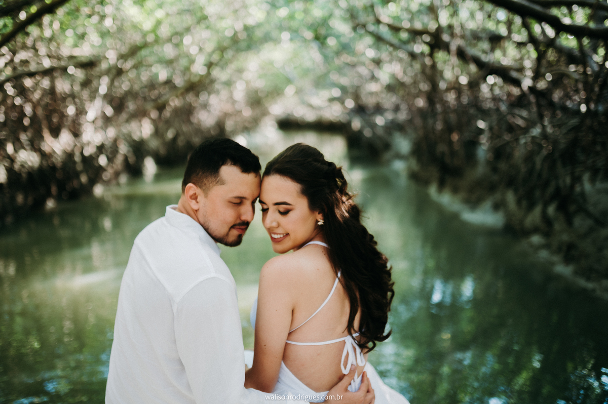 pre-wedding-na-praia-de-icarainho em-icaraizinho-de-amontada-e-no-tunel-do-amor-em-Miotas-ce