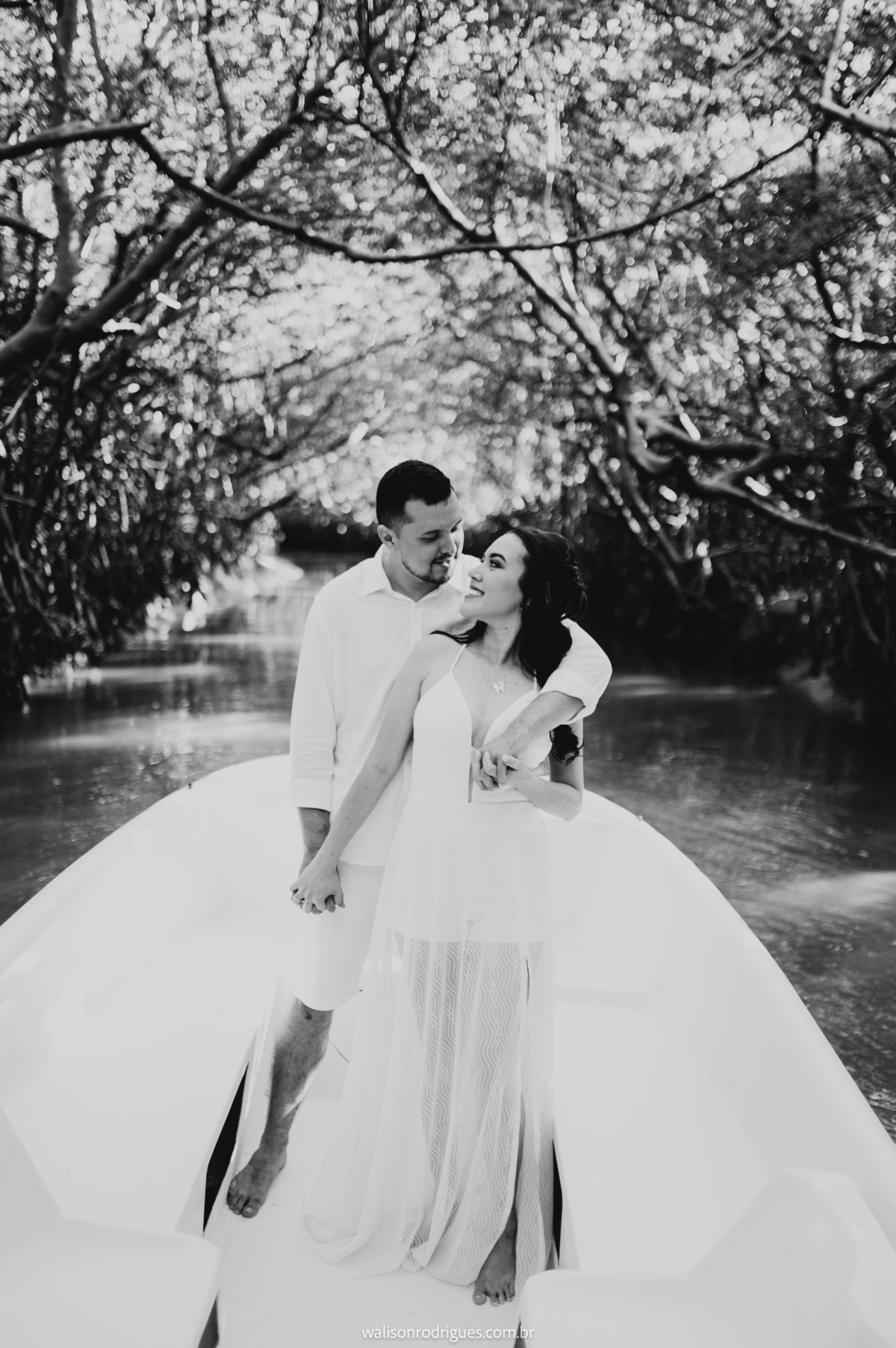 pre-wedding-na-praia-de-icarainho em-icaraizinho-de-amontada-e-no-tunel-do-amor-em-Miotas-ce