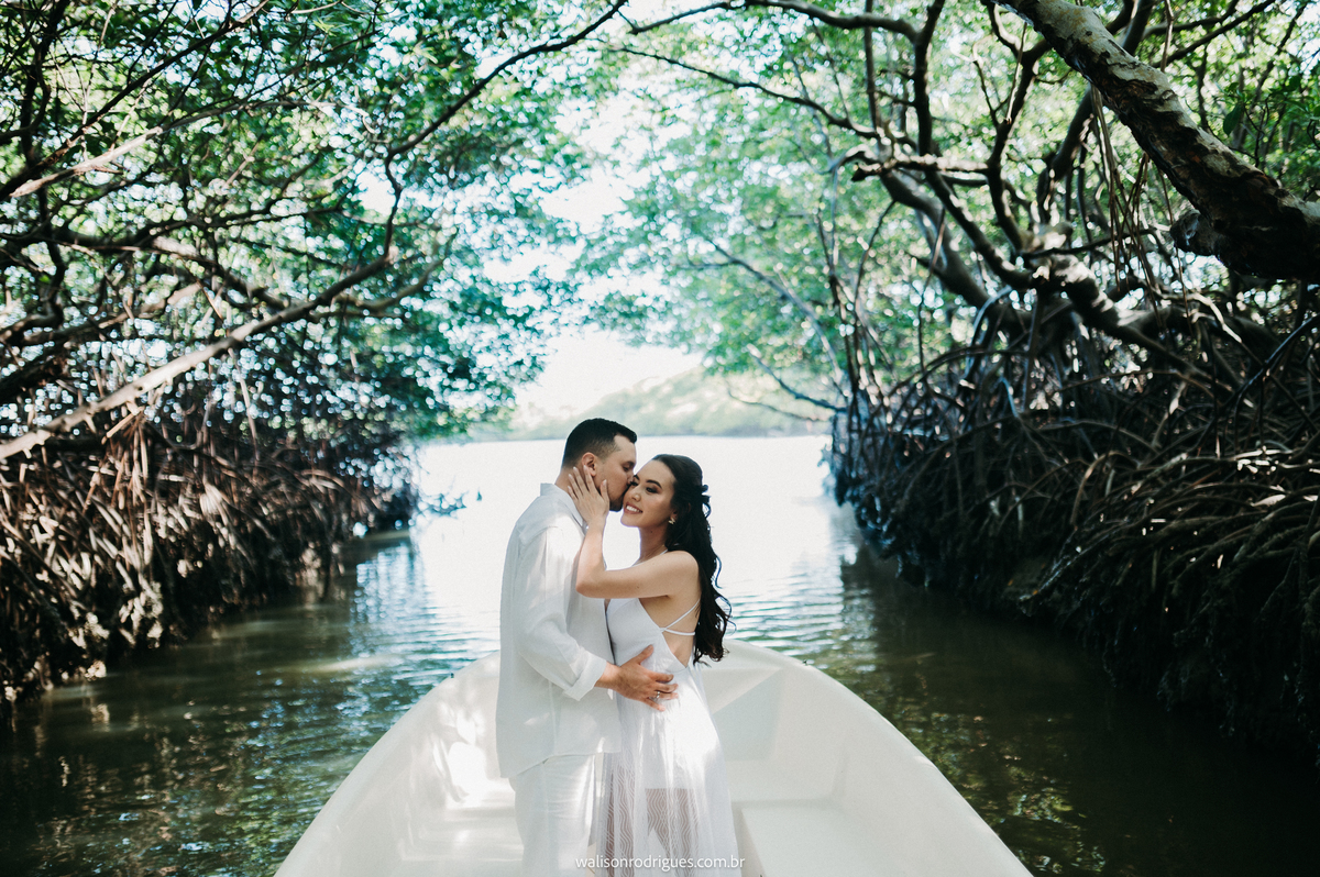 pre-wedding-na-praia-de-icarainho em-icaraizinho-de-amontada-e-no-tunel-do-amor-em-Miotas-ce