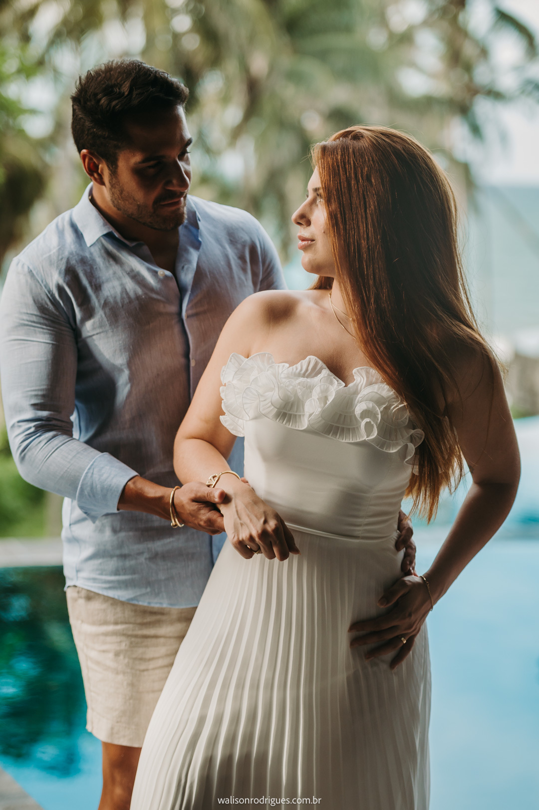 Ensaio pré wedding com luz do pôr do sol na Praia da Taíba.