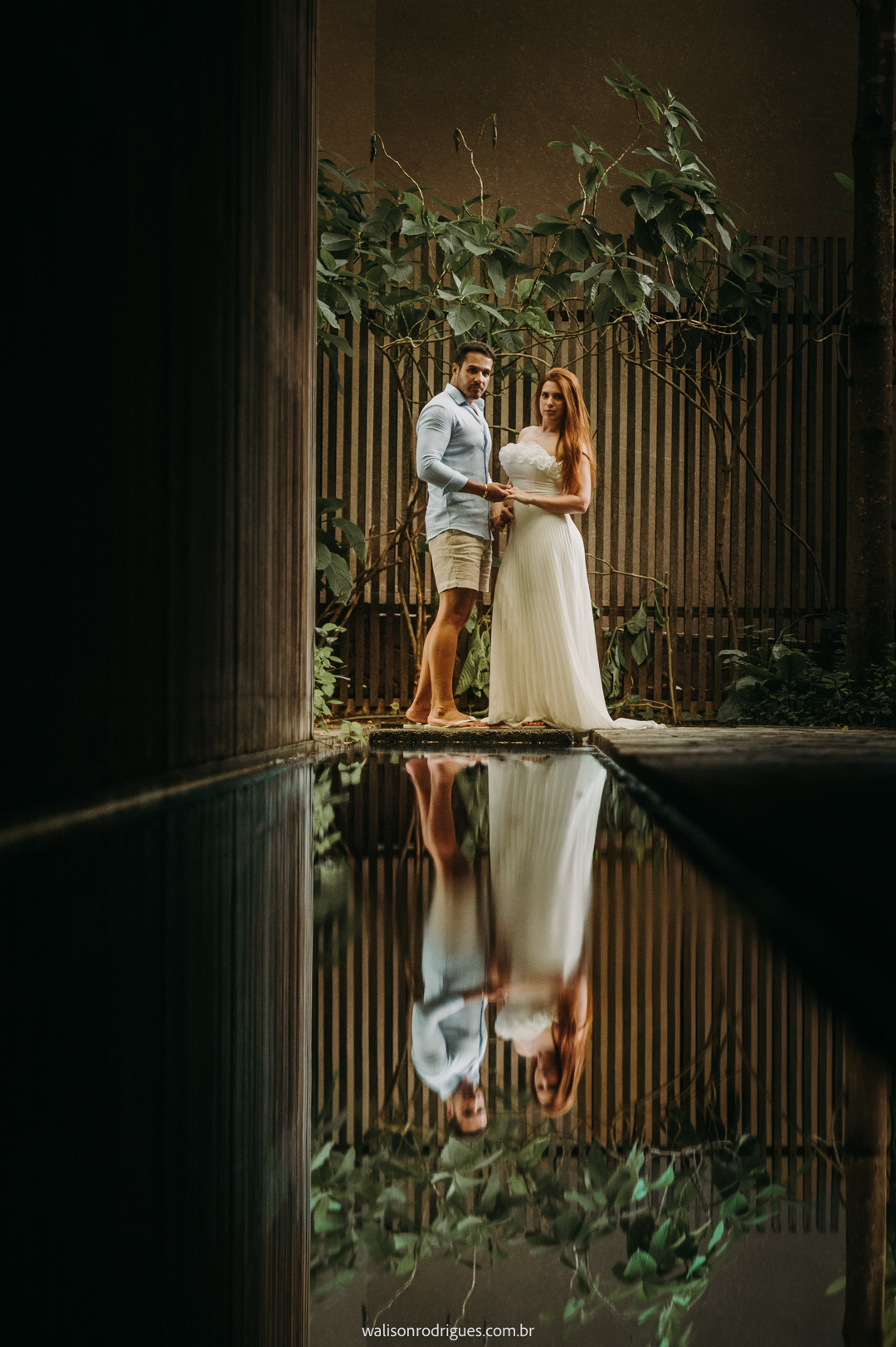 Letícia e Matheus aproveitando o pôr do sol durante o ensaio pré casamento.