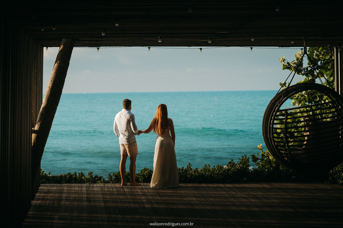 Casal contemplando o mar durante ensaio fotográfico na Taíba.
