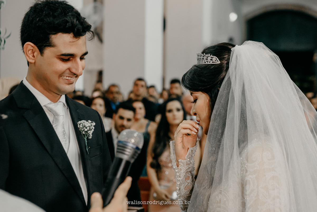 a-noiva-beijando-a-aliança-do-noivo-na-igreja-da-se-em-sobral-ce. 