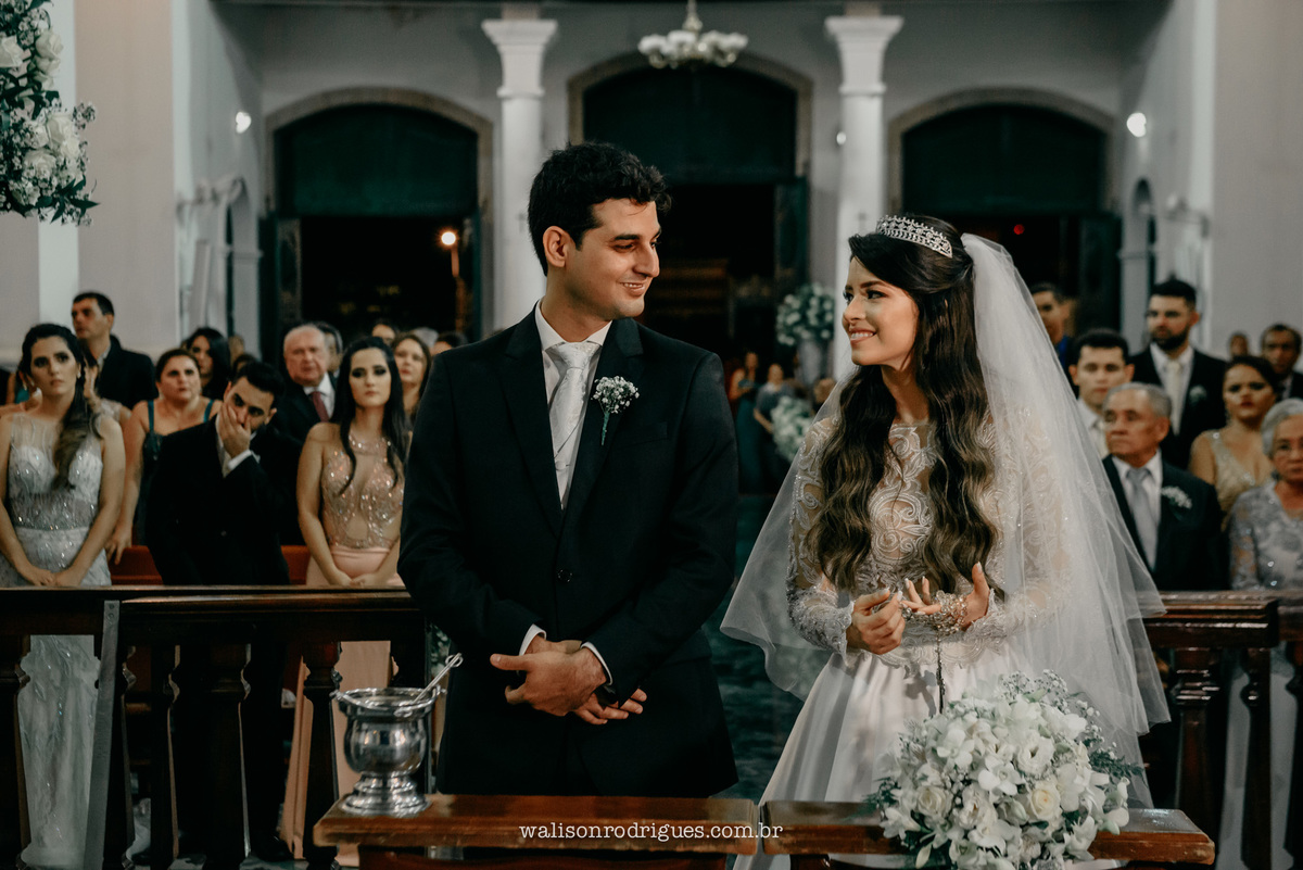 os-noivos-se-olhando-apaixonados-na-igreja-matriz-em-sobral-ce