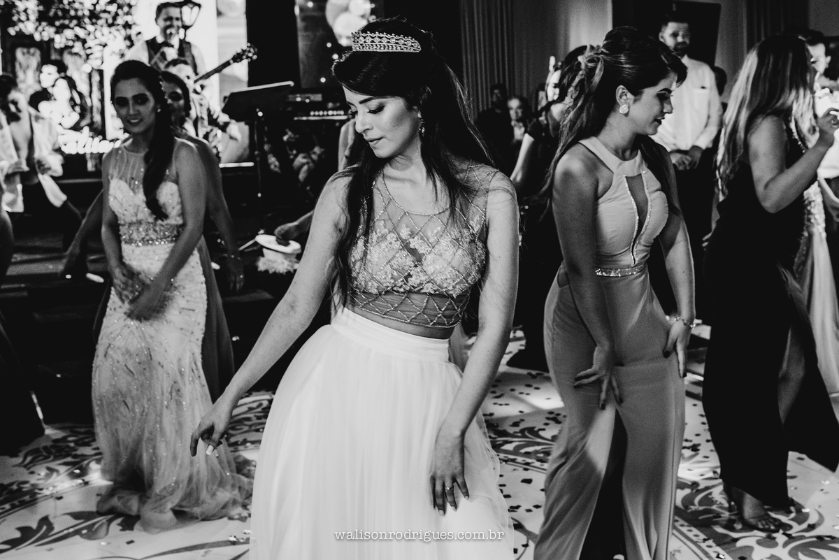 os-noivos-dançando-na-festa-de-casamento-a-noiva-dançando-com-amigas-buffet-dona-flor- em-sobral-ce