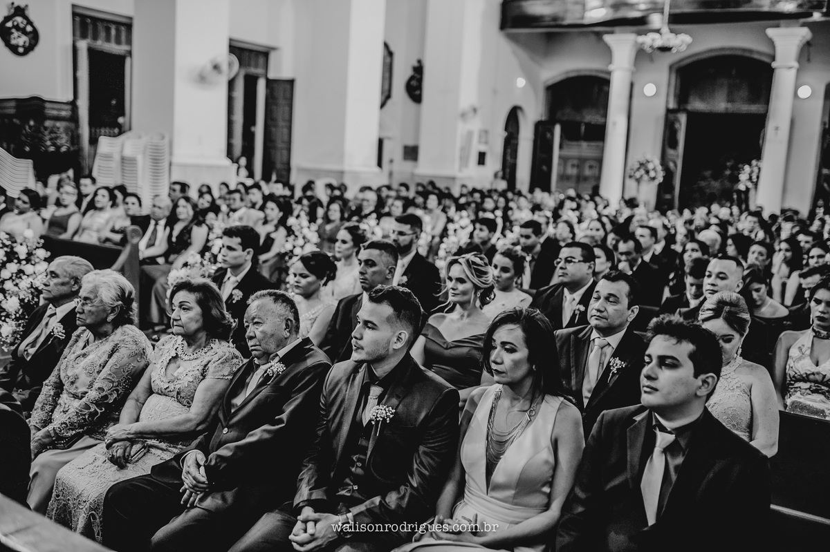 os-convidados-do-casamento-renatha-e-oscar-na-igreja-da-se-em-sobral-ce. 