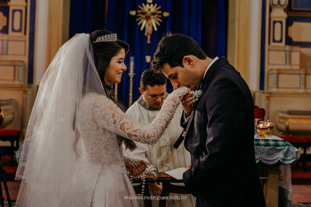 o-noivo-beijando-a-mão-da-noiva-na-igreja-matriz-de-sobral-ce.