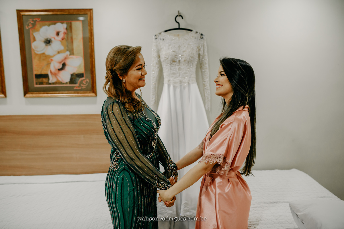 mae-e-filha-se-olhando- antes-do-casamento-sobral-ce