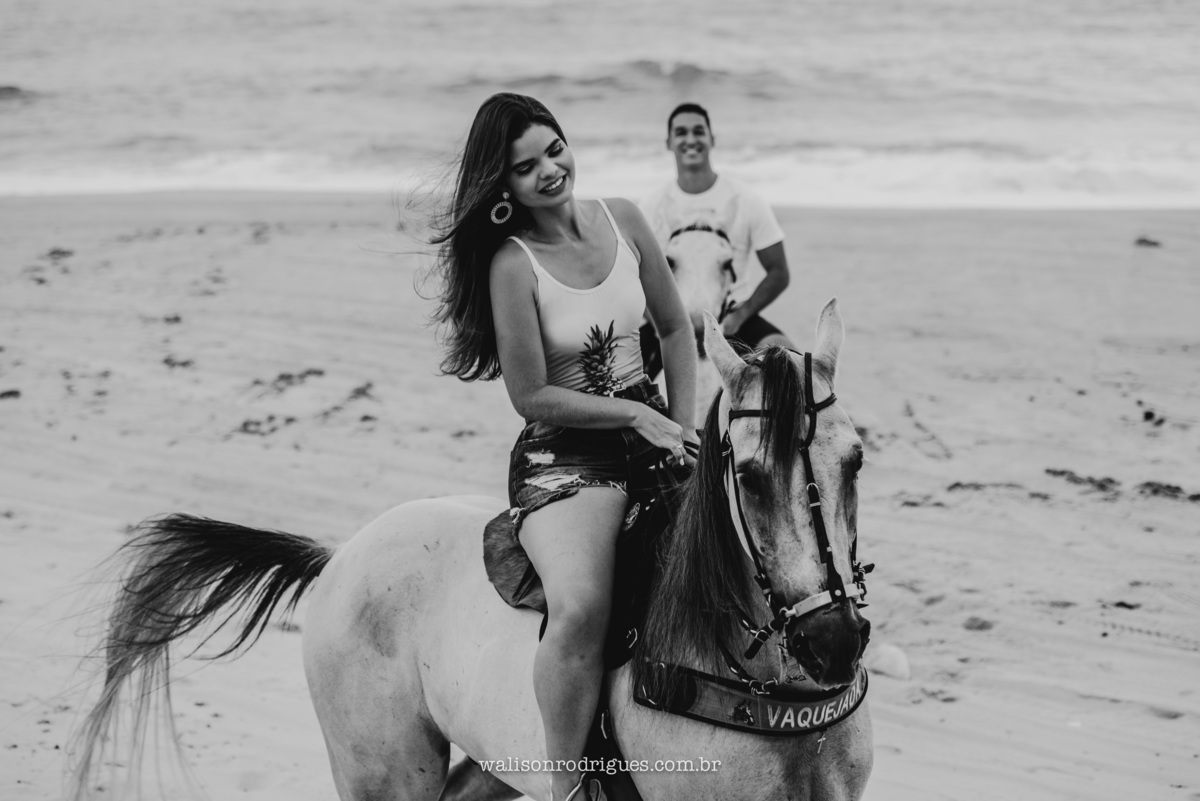 pre-wedding-em-de-casal-andando-de-cavalos-beberibe-CE