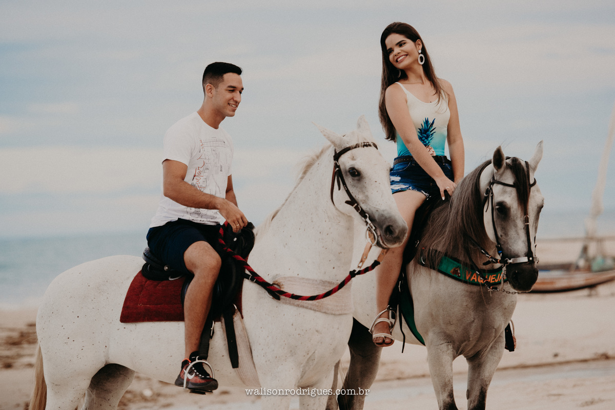 pre-wedding-em-de-casal-andando-de-cavalos-beberibe-CE