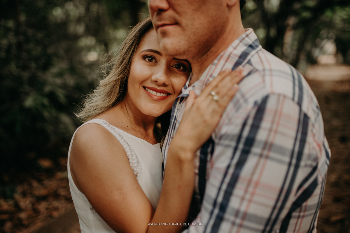 casal-abracados-de-frente-parque-do-cócó