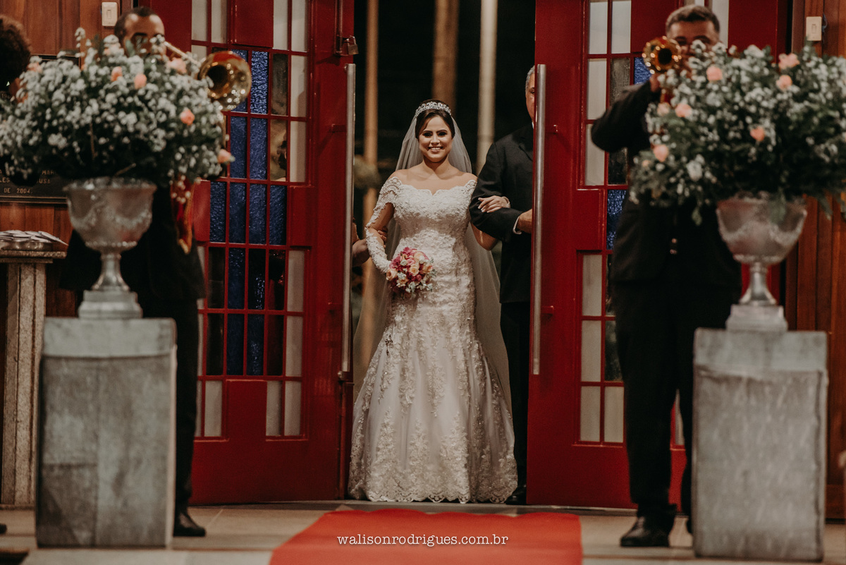 NOIVA ENTRANDO NA IGREJA PARA CERIMONIA DE CASAMENTO.