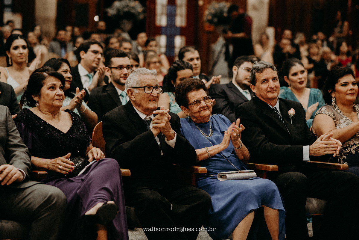 CONVIDADOS APLAUDINDO OS NOIVOS RAFAELA E PEDRO NA CERIMONIA DO CASAMENTO.