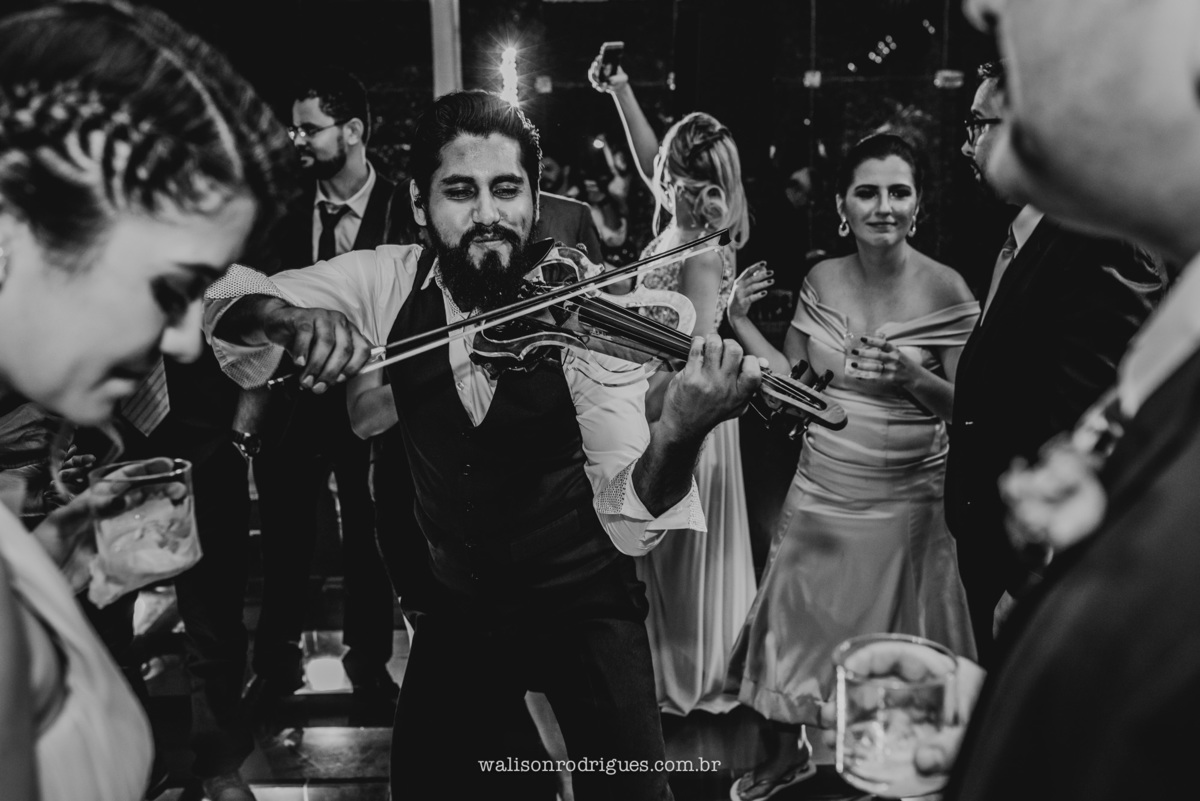 FOTOGRAFIA DE CASAMENTO NA PISTA  DE DANÇA NO BUFFET ROYAL GOURMET FORTALEZA CE.
