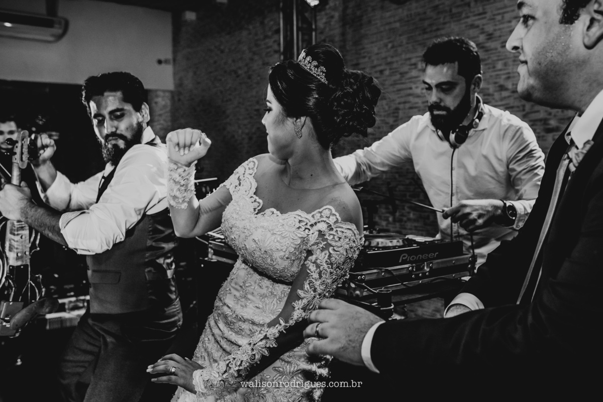 FOTOGRAFIA DE CASAMENTO NA PISTA  DE DANÇA NO BUFFET ROYAL GOURMET FORTALEZA CE.