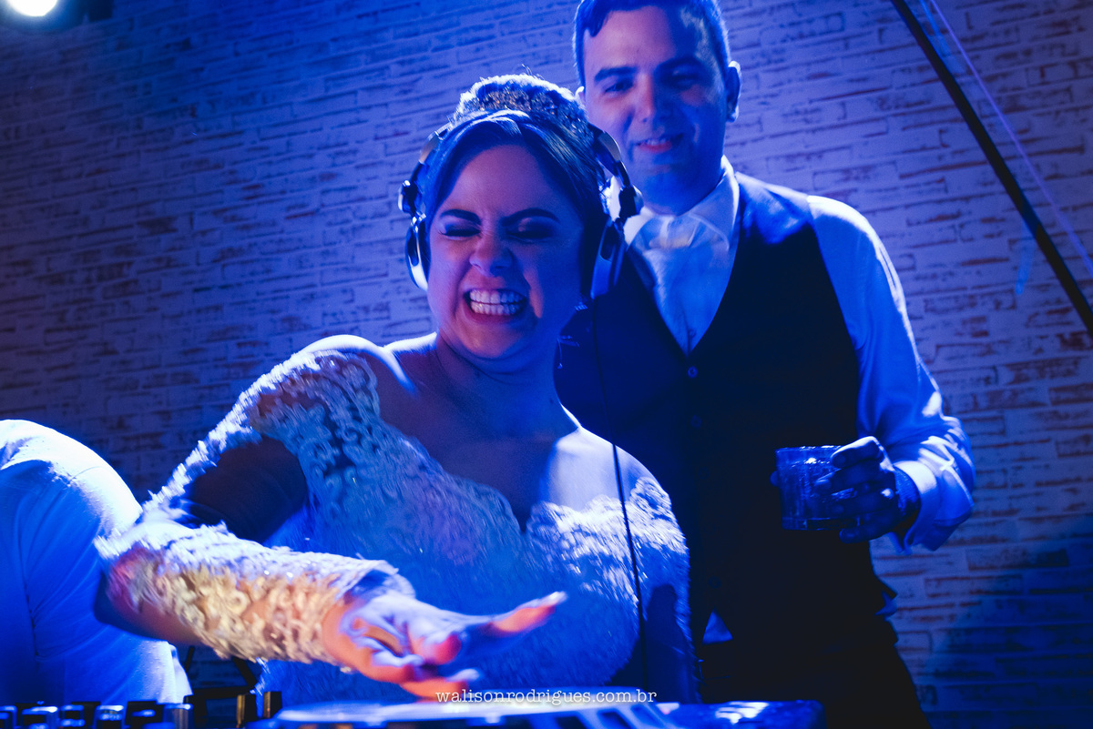 FOTOGRAFIA DE CASAMENTO NA PISTA  DE DANÇA NO BUFFET ROYAL GOURMET FORTALEZA CE.