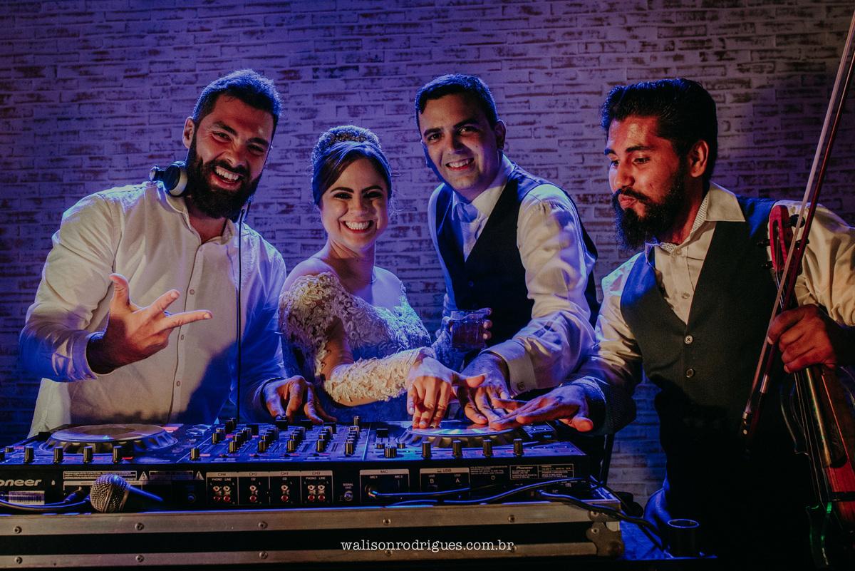 FOTOGRAFIA DE CASAMENTO NA PISTA  DE DANÇA NO BUFFET ROYAL GOURMET FORTALEZA CE.