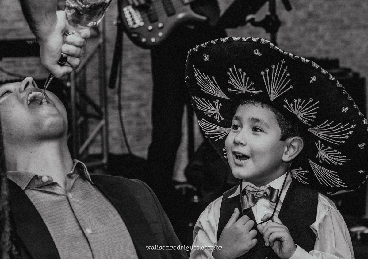 FOTOGRAFIA DE CASAMENTO NA PISTA  DE DANÇA NO BUFFET ROYAL GOURMET FORTALEZA CE.