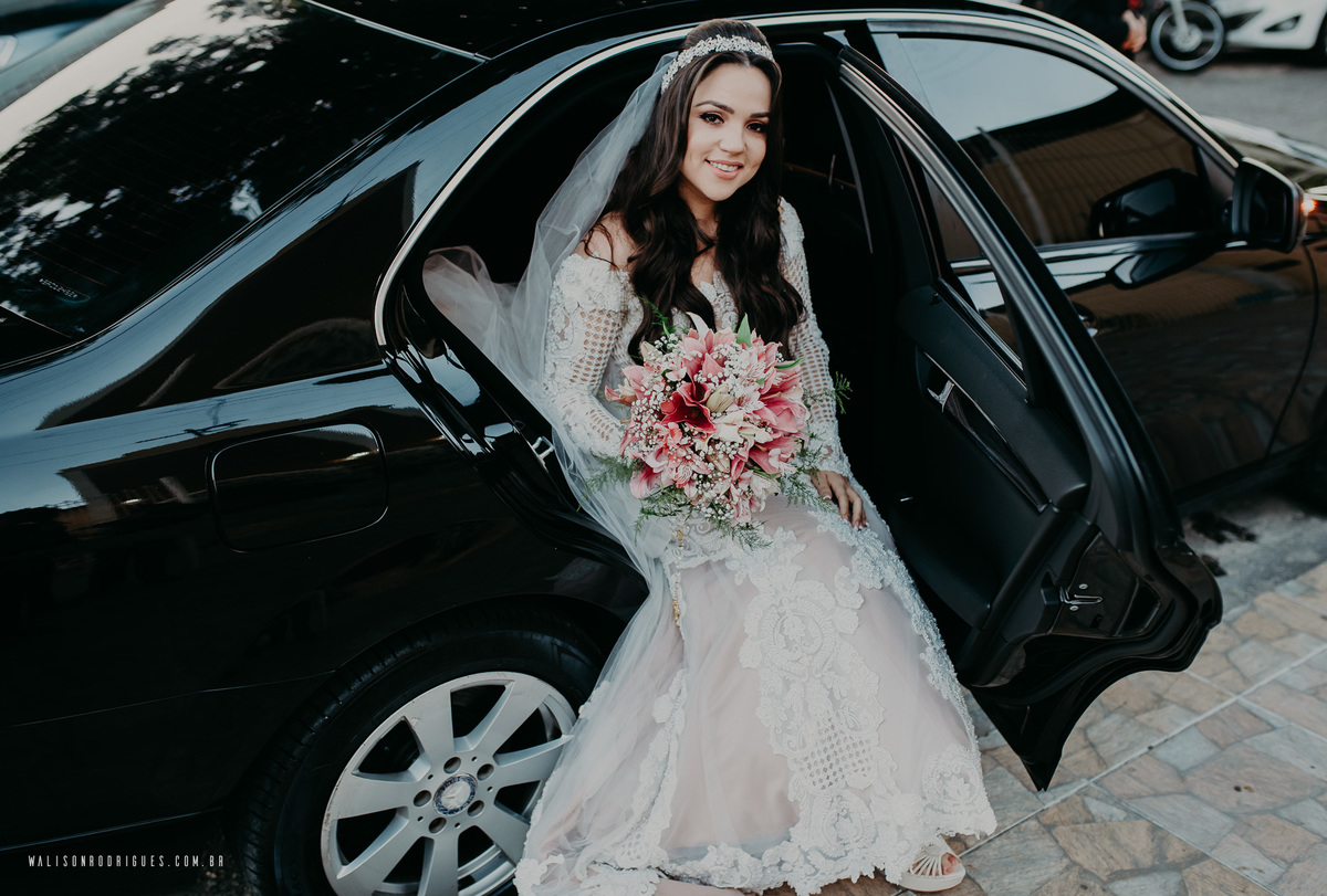 noiva-descendo-do-carro-casamento-na-igreja-em-fortaleza-Ce