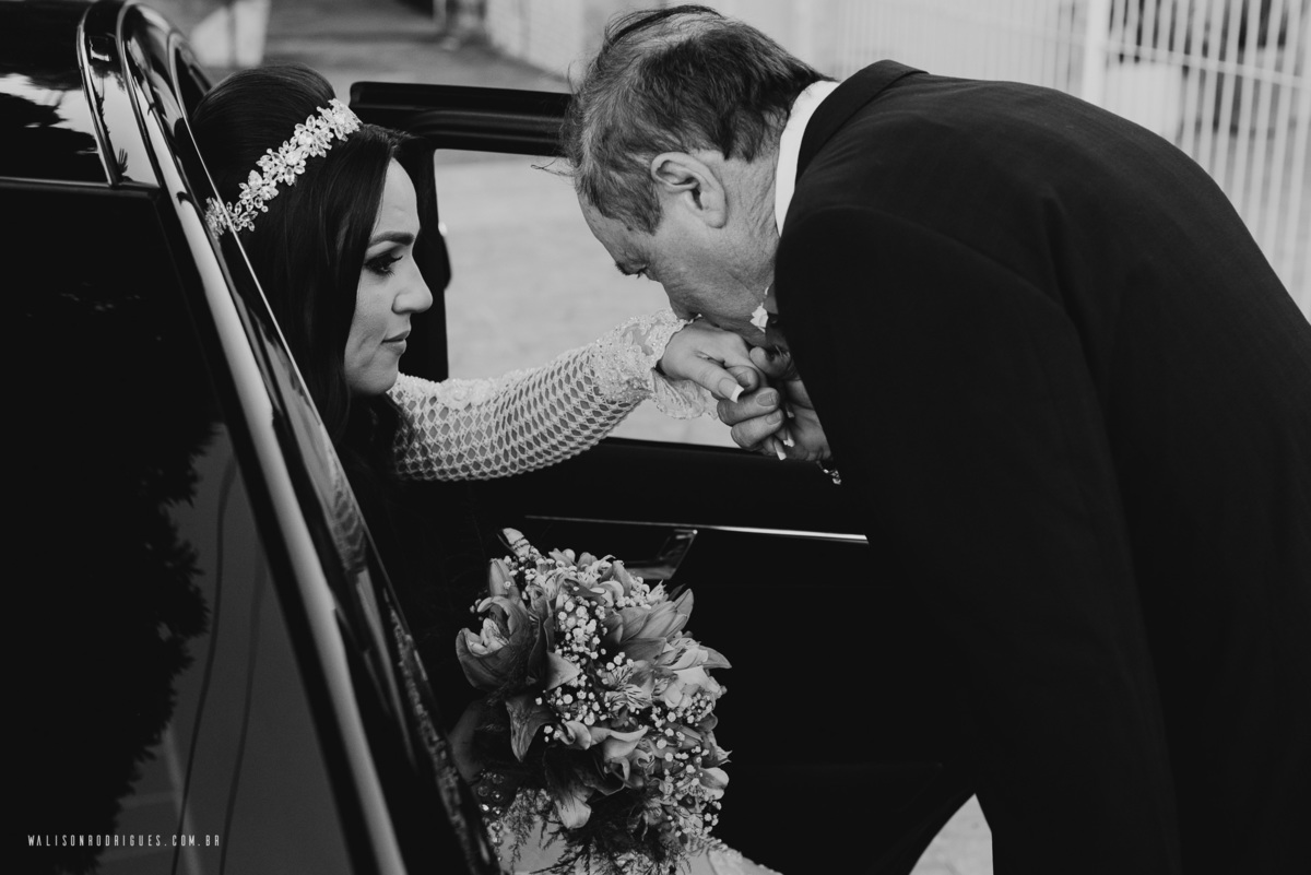 noiva-descendo-do-carro-casamento-na-igreja-em-fortaleza-Ce