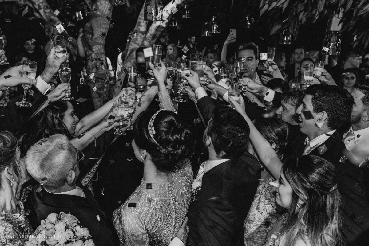 o-brinde-dos-noivos-com-a-familia-casamento-em-sobral-CE