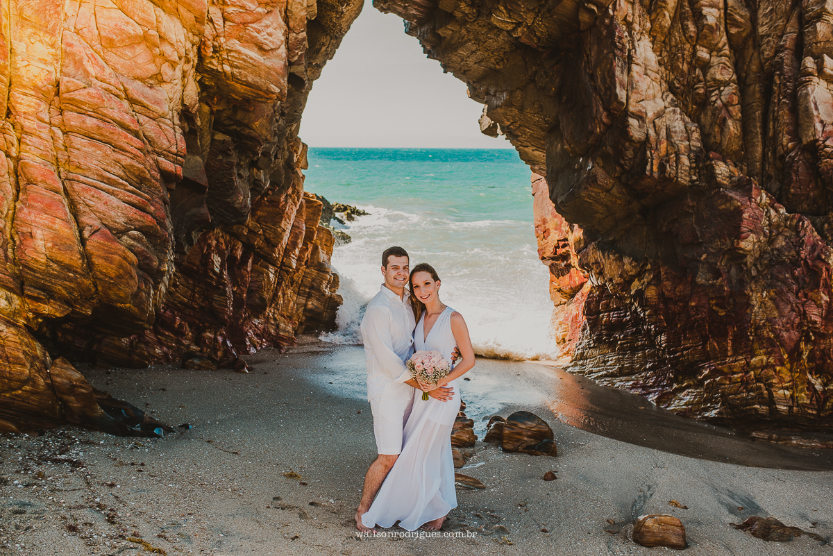 fotografia-de-noivado-na-predra-furada-em-jericoacoara-Ce