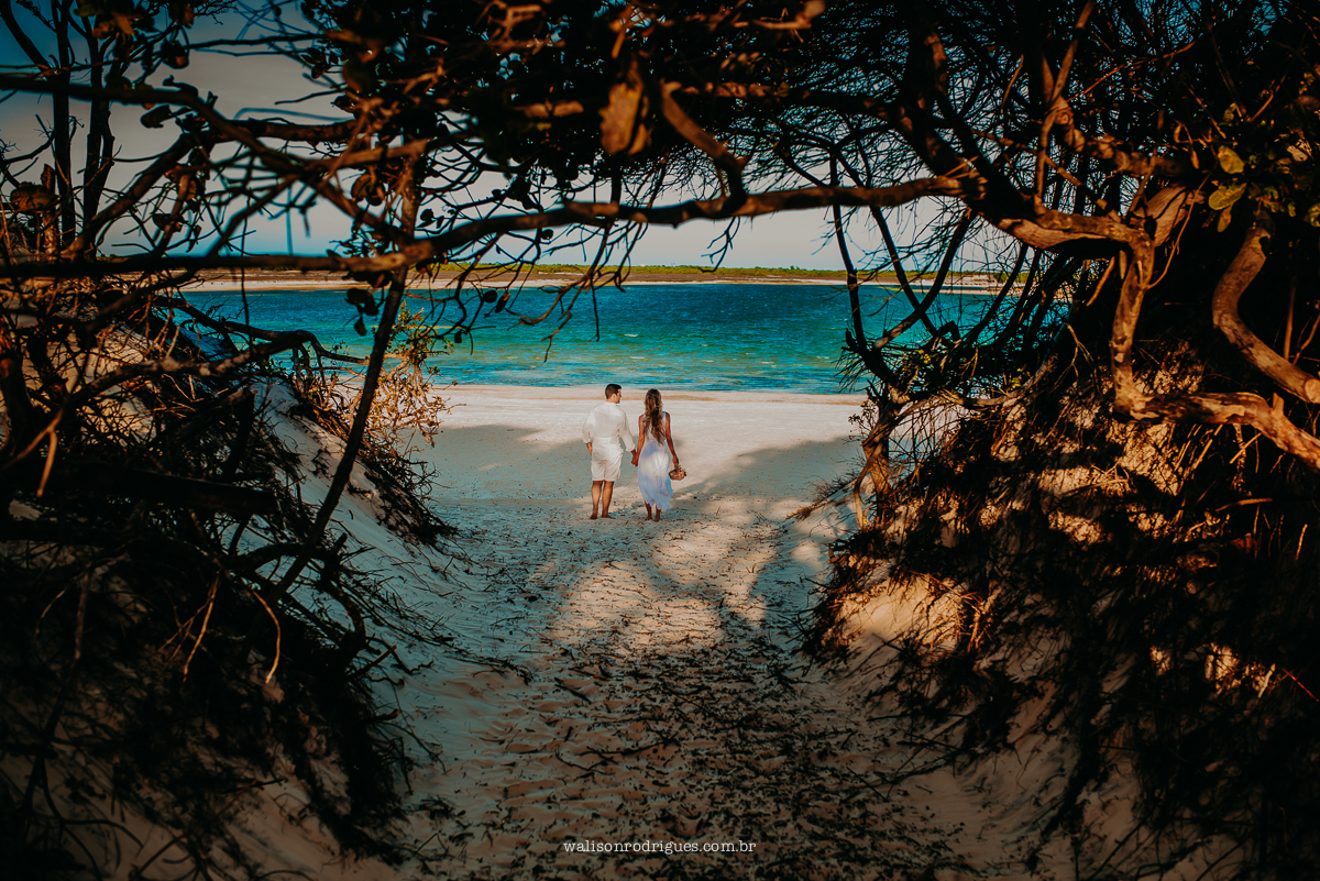 fotografia-de-noivado-na-predra-furada-em-jericoacoara-Ce