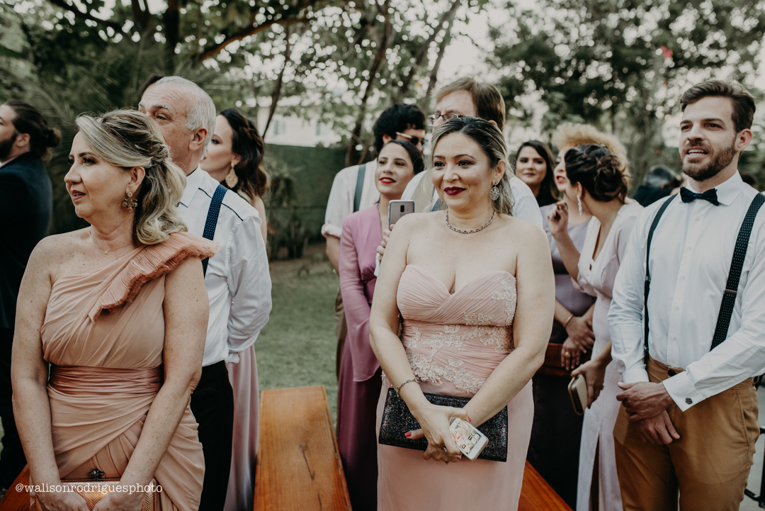 convidados-olhando-a-noiva-entrando-adimirados.