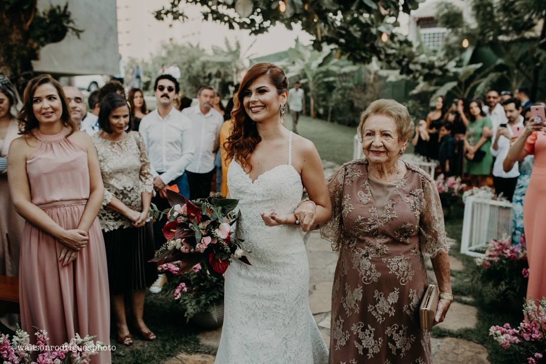 noivo-recebendo-sua-amada-no-altar