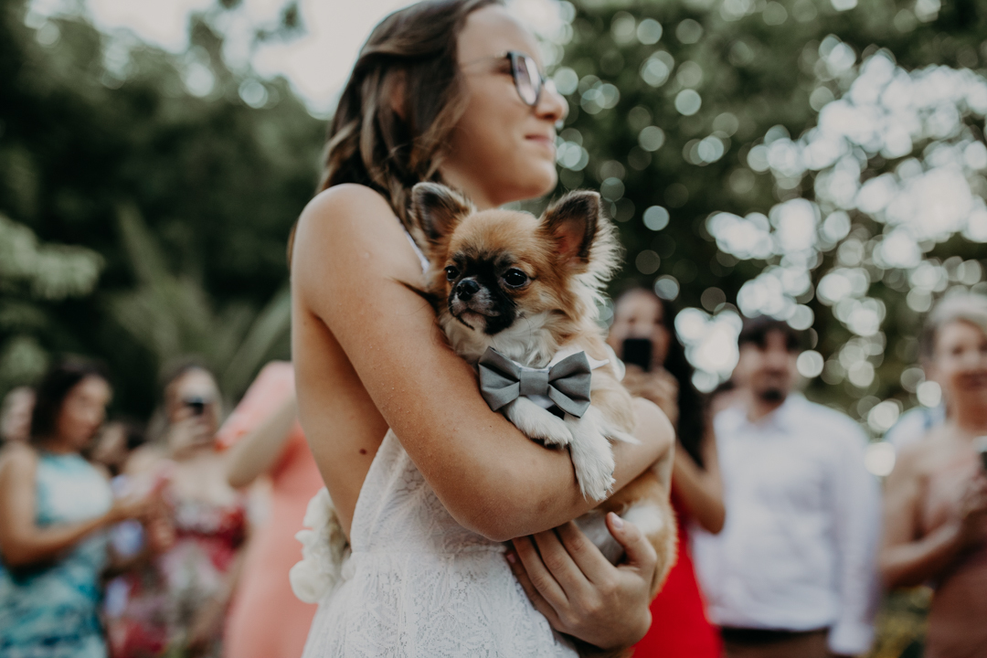 daminha-segurando-o-cachorrinho-da-noiva-lays-no-pipo-restaurante-CE