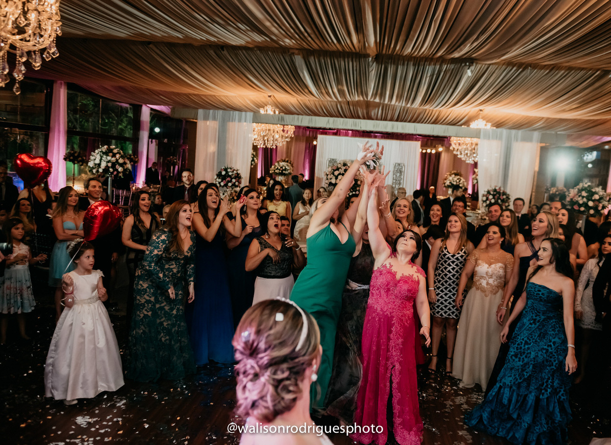 noiva-jogando-buque.