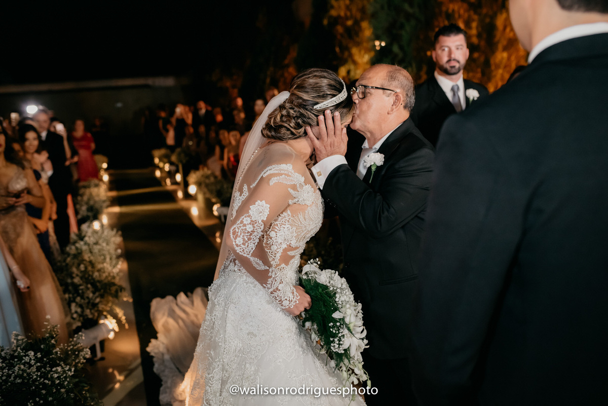 entrada-do-noiva-na-cerimonia-de-casamento-no-viriato-Buffet