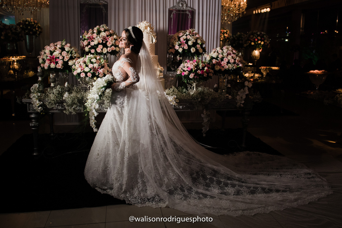 noiva-vestido-de-noiva-buque-de-rosas-decoracao-decasamento-bolo-de-casamento-no-buffet-viriato-em-fortaleza-CE