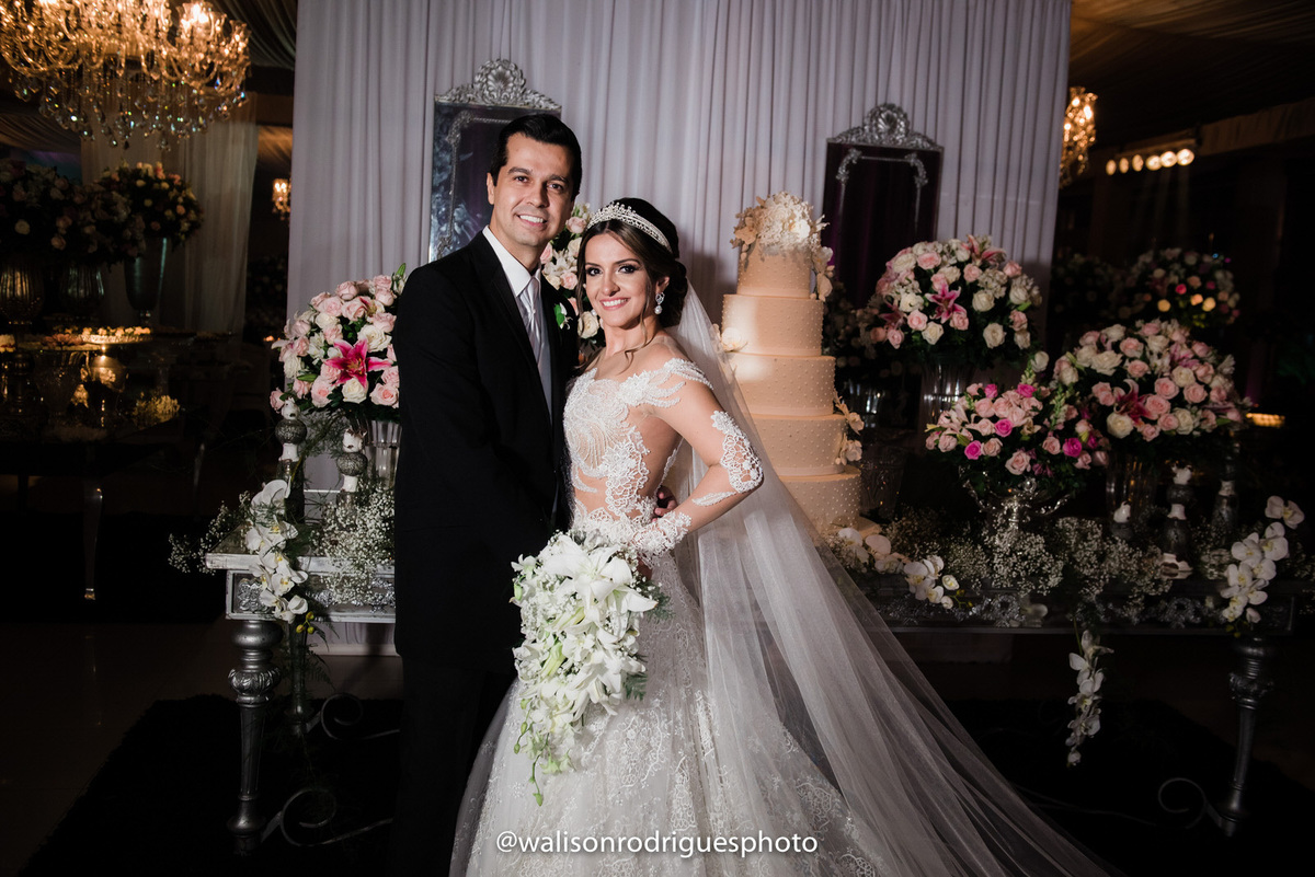 noiva-vestido-de-noiva-buque-de-rosas-decoracao-decasamento-bolo-de-casamento-no-buffet-viriato-em-fortaleza-CE