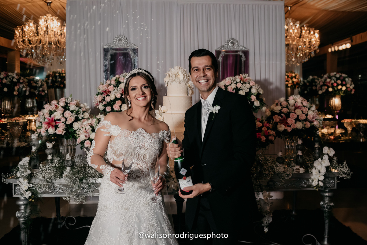 noiva-vestido-de-noiva-buque-de-rosas-decoracao-decasamento-bolo-de-casamento-no-buffet-viriato-em-fortaleza-CE