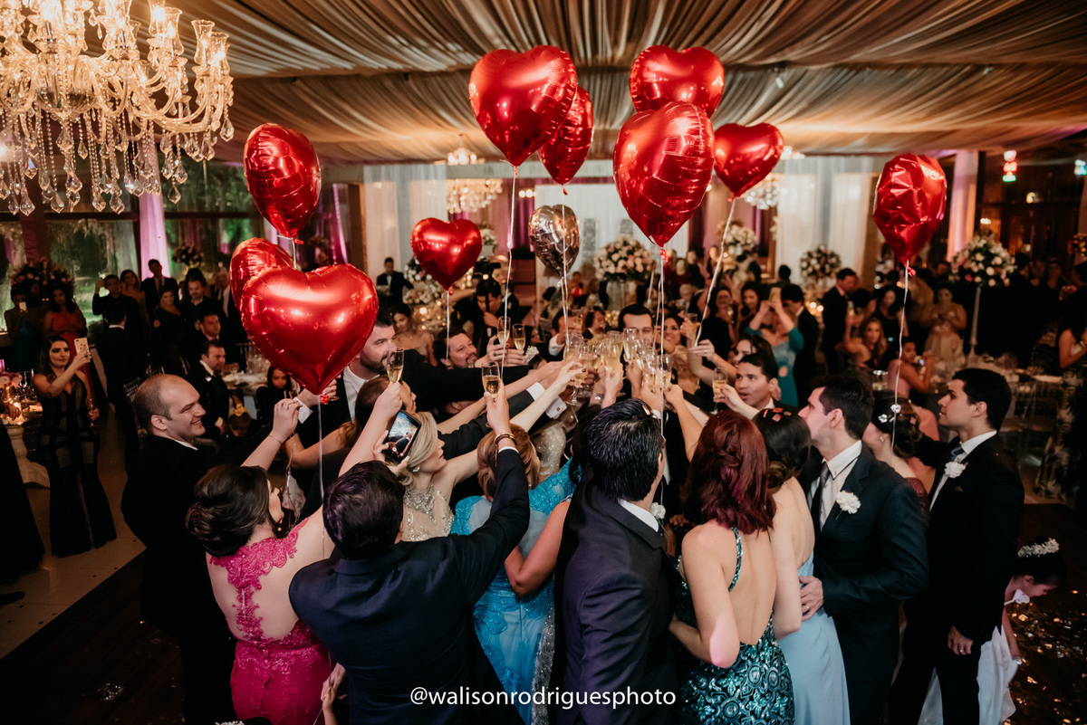 noivos-brindando-com-os-padrinhos-e-familiares-na-festa-de-casamento-no-viriato-Buffet-em-fortaleza-CE