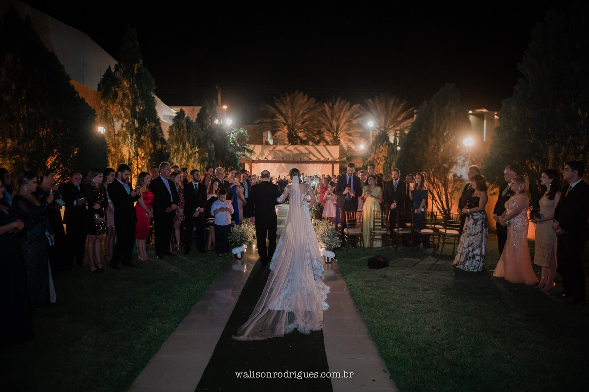 entrada-do-noiva-na-cerimonia-de-casamento-no-viriato-Buffet