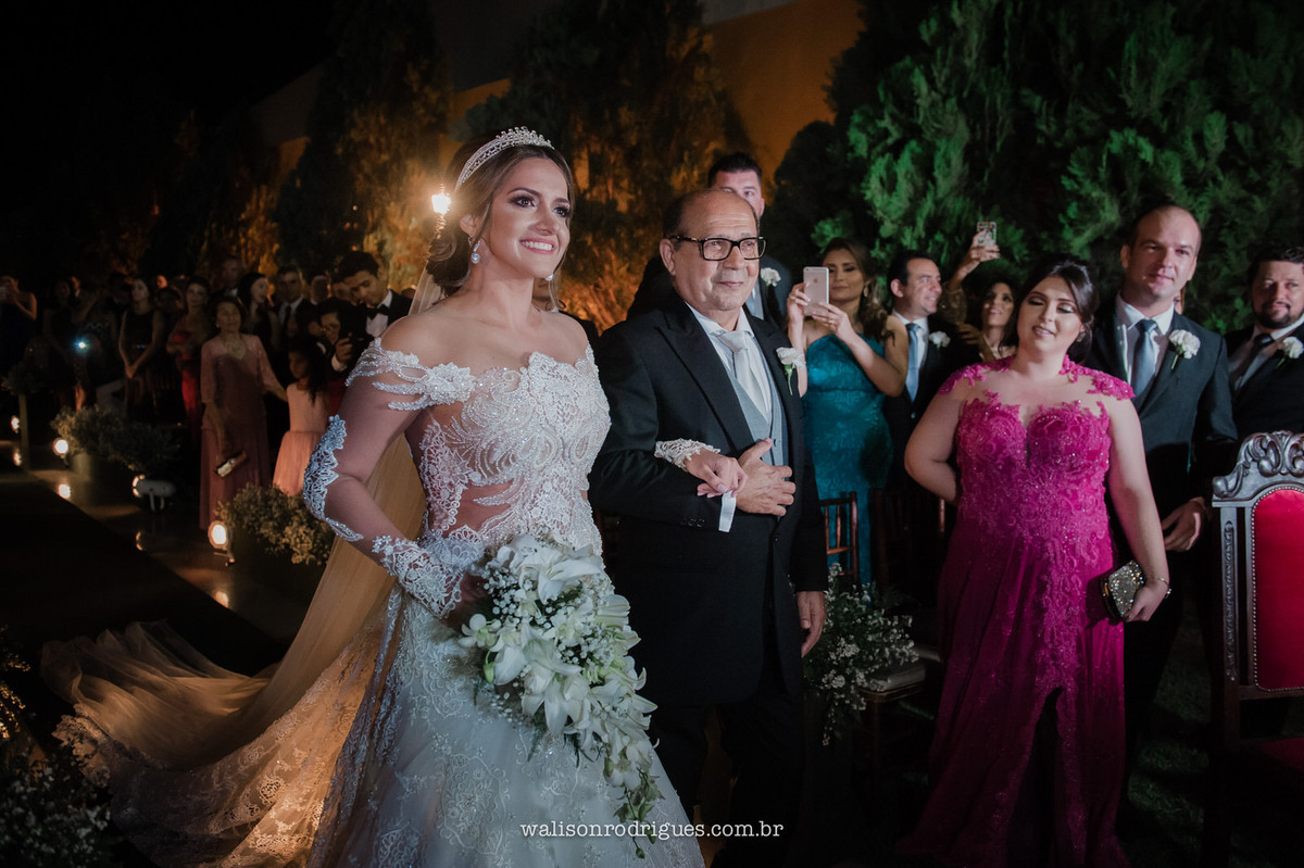 entrada-do-noiva-na-cerimonia-de-casamento-no-viriato-Buffet