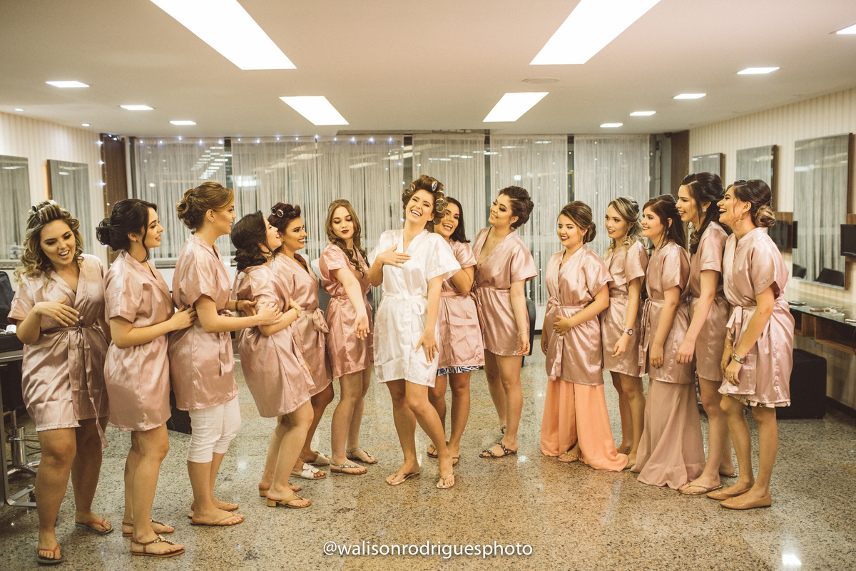 noiva-com-as-madrinha-no-camarim-da-fatima-em-sobral-CE