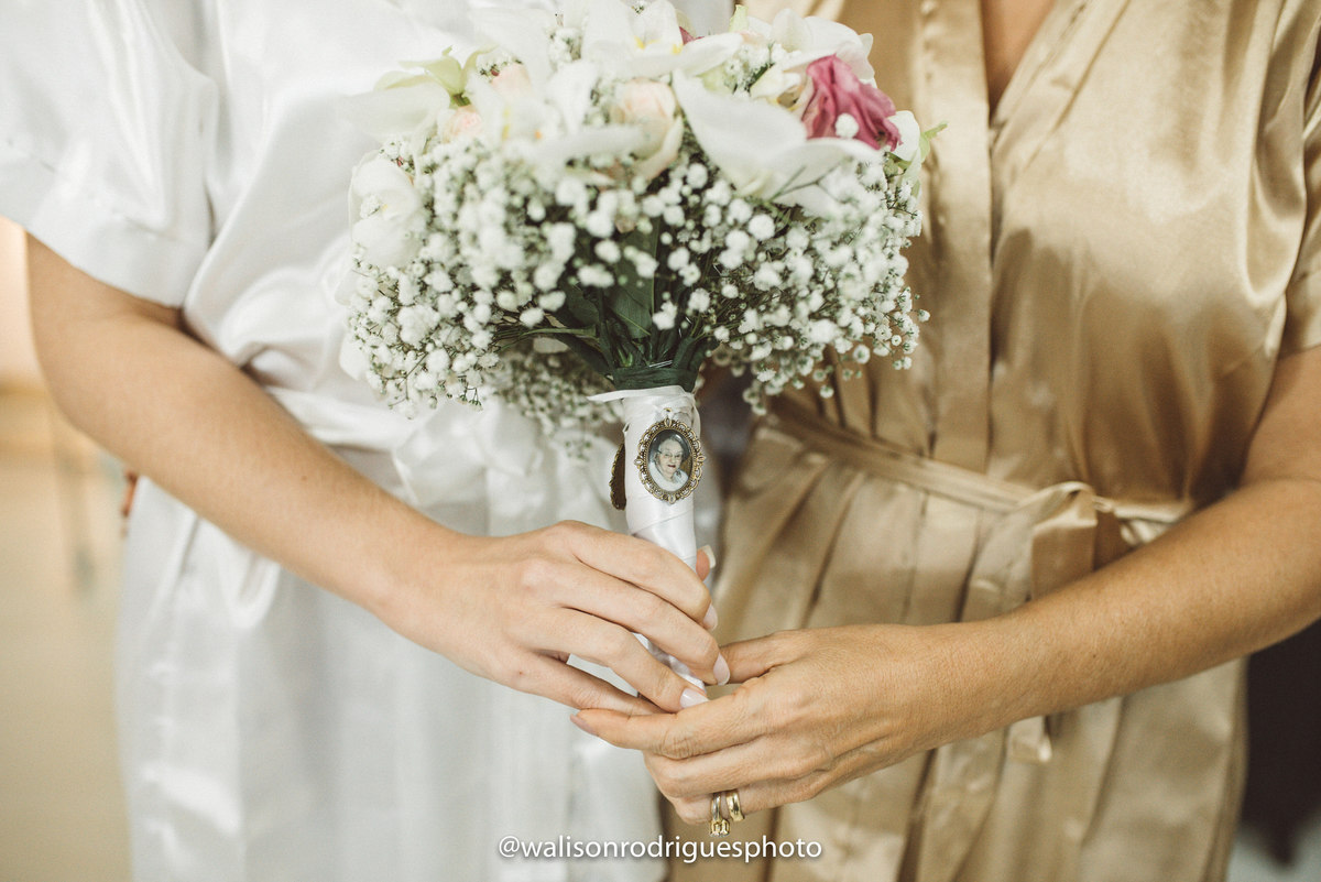 noiva-e-mae-se-maquiando-no-camarim-da-fatima-em-Sobral-CE