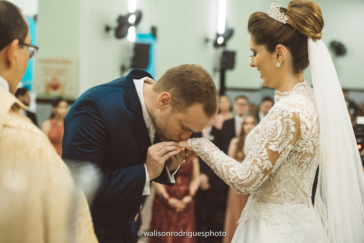 noivo-beijando-a-mao-da-noiva-no-casamento-na-Igreja-Nossa-Senhora-do-Patrocínio-em-sobral-CE