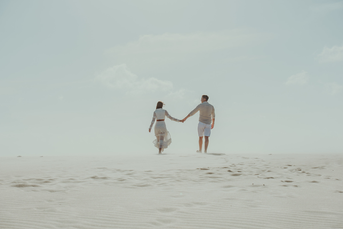 fotografia-de-casal-andando-de-maos-dadas.