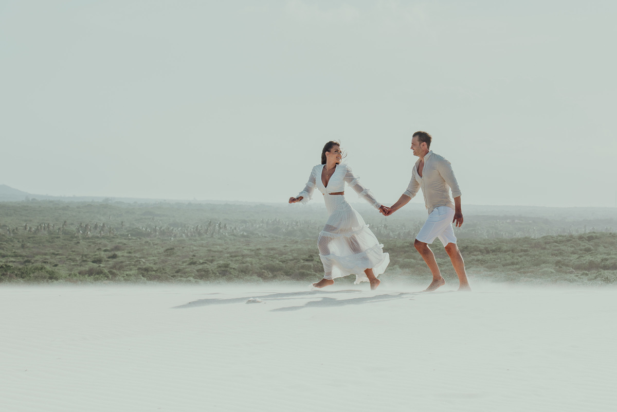 fotografias-de-casal-correndo-na-praia.