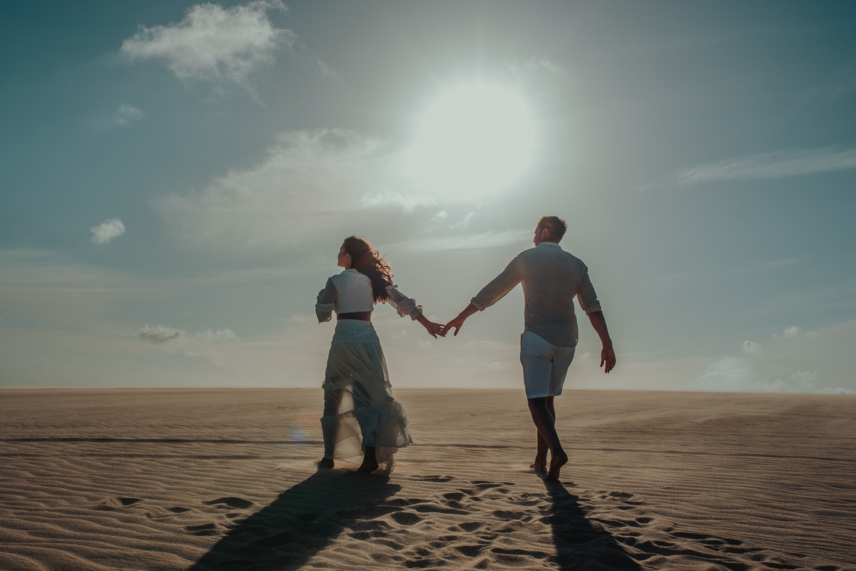 fotografia-de-casal-no-por-do-sol.